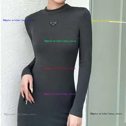 23SS Damen-Kleid, Designer-Kleider, Herbstmode, Dreieck-Buchstaben, Stehkragen, Langarm-Kleid, sexy, schmale Wickelröcke, lässig, schlicht, Temperament, Bleistiftröcke