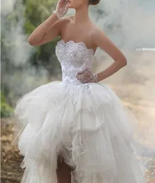 Suknie ślubne o wysokiej niskiej zawartości balowej bez ramiączki koralikowe koronkowe aplikacje Puchnięte tiul krótki z przodu suknie ślubne z przodu na letnie plażę Wedd2646155