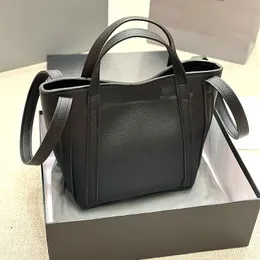 The design is simple and novel, the texture is thick and soft, the unique leather handle and the envelope frame perfectly integrate into one large size 27X25cm Tote bag