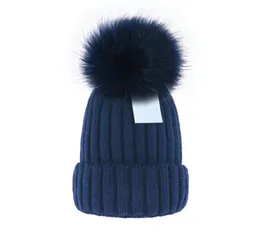 Ucuz Bütün Beanie Yeni Kış Kapakları Örme Şapkalar Kadın Bonnet Kalın Beanies Gerçek Rakun Kürk Ponponları Sıcak Kız Kapakları Pomp75027887169