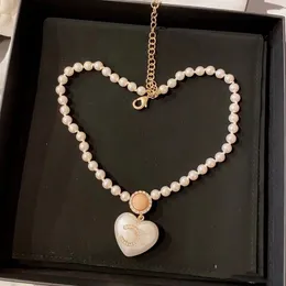 Designer feminino French Luxury Pearl Colar Classic Letter Double Letter Gunflower Heart Heart Pérolas pendentes incrustado shiestone rosa zircão jóia