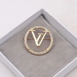 2color Korean Luxury Brand Designer v Letter Brooches小さな甘い風のブローチピンクリスタルファッションジュエリーアクセサリーウェディングパーティー