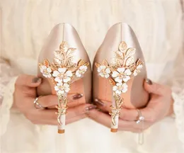 Sexy designer rosa ouro sapatos de casamento para mulheres moda flores de metal apontou strass cristal fino bombas saltos altos para noiva 4416400