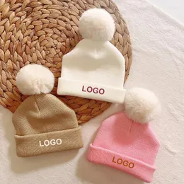 Berets مخصصة من 6 أشهر إلى سنتين قبعة بيني الأطفال المحبوكة الدافئة مع اسم الوردي الكاكي أبيض ألوان الكرة قبعة القبعات الشتوية لطيف