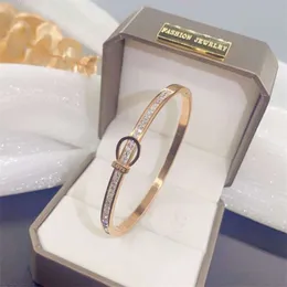 Gioielli di design di lusso Bracciale in acciaio al titanio di alta qualità 2024 La nuova versione giapponese e coreana della fibbia con diamanti dell'amore non sbiadisce il regalo delle signore dei gioielli