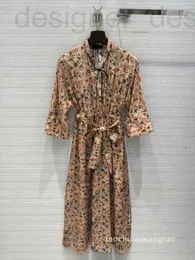 Grundläggande avslappnade klänningar Designer Brand AL61163 Floral Silk Dress med en känsla av atmosfär och semesterstil, färsk V-ringning, midja upp, slits lång kjol cmsw