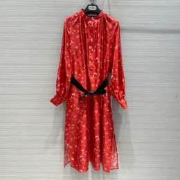 فساتين النساء العلامة التجارية الأوروبية للأزياء الحمراء طباعة الأزهار الدائمة طوق الأكمام الطويلة الحرير فستان ميدي