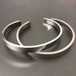 MM6 Bracciale a bocca aperta Uomo Donna Amante Bracciale in acciaio Accessorio Polsino per quattro stagioni 231225