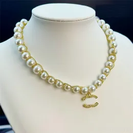 Collana con ciondolo con diamanti alla moda Gioielli di design Collana girocollo per donna Regalo di nozze per feste Collana di perle di marca Collane placcate oro 18 carati