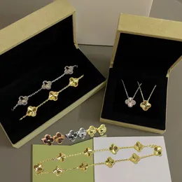 Classic Clover Armelets Designer Armband Halsbandörhängen Fem Flower Smyckesgåva till Womans Mens 4 färger tillgängliga hög kvalitet