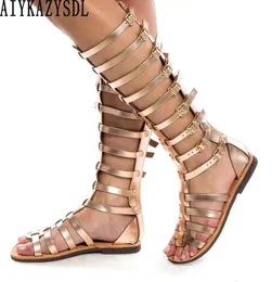 Aiykazysdl Gladiator Rom Sandaler Strappy Kne High Sume stövlar Skär ut platta sandaler skor gotiska punk sandaler plus storlek guld 231227