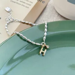 Designer S925 Sterling Silver English Letter H Zircon Pulseira com elegância feminina Design exclusivo Olive Beads grãos de arroz e sentimento de alta qualidade