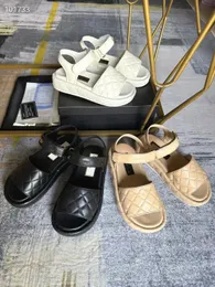 2024Ss Primavera / Verão Sapatos de Designer Novas Sandálias Praia Velcro Sandálias Original Personalizado Ultra Macio Tecido de Pele de Carneiro Bordado Metal Logo Hardware Fasteners