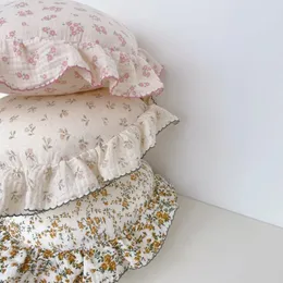 Vintage Floral Muslin Cotton Round Cushion Baby Pillow with Ruffles Kids Room Decoration born Pography Props 231228