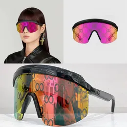 Zintegrowane okulary przeciwsłoneczne w stylu maski wtryskowe okulary przeciwsłoneczne wtryskowana rama, która pasuje do logo z grawerowanym literą w kształcie głowy na pełnym polu Drukowane z przodu