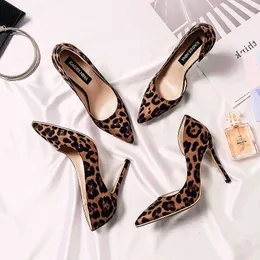 Klänningskor höga klackar skor kvinnor pumpar flock leopard tryck sexig stilettos 6 8 10 cm party heeled designer skor plus stor storlek t231228