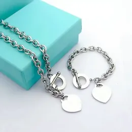 Modedesigner julklapp rostfritt stål kedja silver armband halsband set original mode klassiska armband kvinnliga smycken för gåva