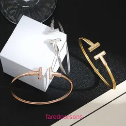 Pulsera Tifannissm Moda para mujer T Familia Edición alta Doble apertura Estrella femenina Medio anillo Luz versátil con caja original