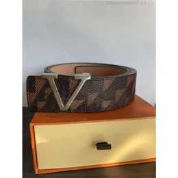 Erkekler Tasarımcı Kemerler Erkek Kadın Moda Kemeri Orijinal Deri Erkek Kadınlar Klasik Gümüş Siyah Toka Yüksek Quab40R Louisely Vuttonly Crossbody Viutonly Vit Gjoj