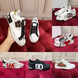 Scarpe di design in pelle di vitello Sneakers casual da uomo di lusso toppa ricamata in pelle di vitello graffiti nero bianco nota musicale cuore d'amore Comfort scarpe da ginnastica da esterno