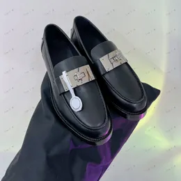 2024 Najnowsza jakość najnowsza marka mokasyna retro skórzane metal dekorator prawdziwy skórzany stopa kobiety płaskie buty swobodne buty w sezonie Flat Buty do chodzenia