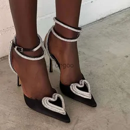 Sandal Triple Heart Platform Pumpar Satin Pointed Chunky Heel Dress Shoes Crystal Embelled Evening Shoe Luxury Designers Wedding Shoes