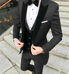 Neuer Designer Black Bräutigam Smokedos Herren Hochzeitsanzüge Velevt Peaked Revers Man Blazer Jacken Drei Teile Bräutigamer Abend Prom Par2703091