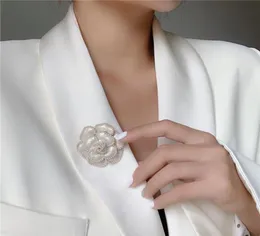 Pins Broothes Design czarne białe kamelie dla kobiet dziewczyna perłowe piny sweter bozie biżuteria ślubna 9407185