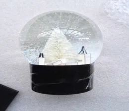 Cclassics Snow Globe z choinką wewnątrz dekoracji samochodu Crystal Ball Nowatorski prezent świąteczny z prezentem 4986137