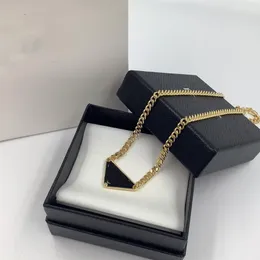 2021 Retro Triangle Letter Necklace Fashion Stringant Pendant Preshy Personal Chain Chail