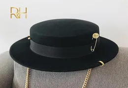 Schwarze Kappe für Damen, britische Wolle, modisch, Party, flacher Hut, Kettenriemen und Pin-Fedoras für Damen, für Punk, Streetstyle, RH11741590