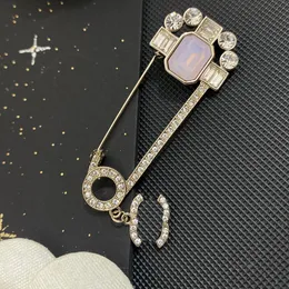 High Quality Hot Sell Pins Brooches Diamond Brooch Designer Pin Pearl Letter Brand Design Various Celebrity Women Gold Silver Copper Accessories for Dinner Party
