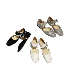 Primavera 2024 Diamond C Buckle Scarpa singola cava bassa testa quadrata in pelle di pecora piatta Mary Jane Shoes donna