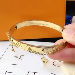 Vendita calda Braccialetti di design Braccialetti Bracciale in pelle da donna High-end placcato oro 18k Argento Amanti dell'acciaio inossidabile Lettera di marca Bracciale Design Gioielli per feste di compleanno