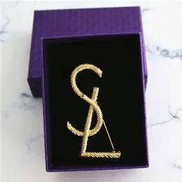 Luxe Designer Sieraden Heren Dames Pin Broche Gouden Letters Klassieke Merk Broche Pak Feestjurk Ornamenten Beautiful248B