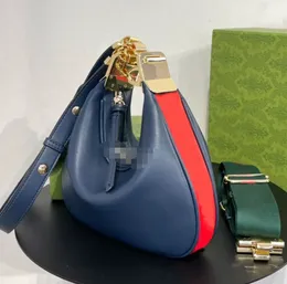 Роскошная большая сумка через плечо Attache, сумка в форме полумесяца, дизайнерская сумка для женщин, G-образная застежка на крючок, черно-синяя, красная, с веб-отделкой, дополнительный кожаный ремешок, сумки через плечо