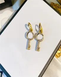 Full Crystal Designer örhängen Charm Personlighet Nyckelform Studs Kvinnor Diamond Pendant Earring Girl Jewelry With Present Box9888315