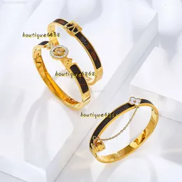 Bangle 2024Charm أساور مصممة فاخرة مجوهرات سوار جلدي مع أساور سحر قفل القلب