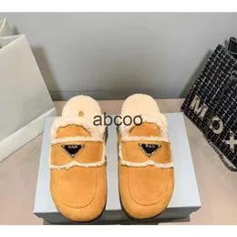 Chinelos de desenhista Mule Sandal Flat Shoes Flats Sapato Casual Inverno Chinelo Quente Mulheres Casa Interior Peludo Triângulo Neve Lã Senhoras Ao Ar Livre Mules Scuffs Tamanho 35-40