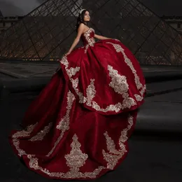 Kırmızı Parlak Balo Elbise Omuzdan quinceanera Elbiseler Altın Aplike Dantel Boncuklar Tatlı 16 Elbise Pageant Gowns Vestidos De 15 Anos