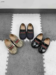 Popüler yeni doğan bebek ayakkabıları tasarımcı yürümeye başlayan spor ayakkabı boyutu 21-28 kutu ambalaj metal aksesuar dekorasyon bebek yürüyüş ayakkabıları dec20