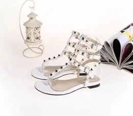 Горячие продажи Zapatos Mujer Цветные заклепки Сандалии на плоской подошве с шипами и камнями Сандалии с шипами Большой размер Дизайнерская женская дешевая обувь Summer2583675