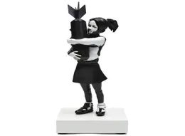 Decorative Objects Figurines Banksy Bomb Hugger Modern Sculpture Bomb Girl Statue Resin Table Piece Bomb Love England Art House De6921974