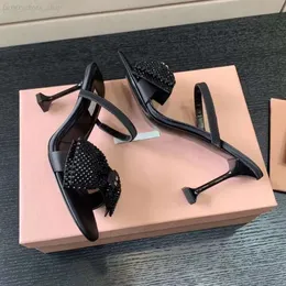 Stil Bowtie saten sandaletler kadın deri taban topukları 10.5cm siyah harf kedi topuk terlik kadınlar yüksek topuklu tasarımcılar akşam yemeği elbisesi ünlü tasarımcı kadın sandaletler