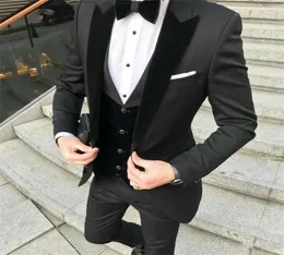 새로운 디자이너 Black Groom Tuxedos Mens 결혼식 정장 Velevt Peaked Lapel Man Blazer Jackets 3 조각 신랑이 저녁 Prom Par4397298