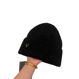 Beanieskull Caps Designer Spark Beanie Bonnet Hat For Mens Women Fashion Letter Brosch Casual Hats Fall och Winter Wool Sticke Cap Cashmere Bonhet Caps Design Acce
