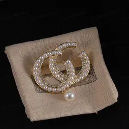 Broche de pérola de zircônia de luxo da moda, alto reconhecimento clássico, broche de designer, ouro 18K, material de latão, Natal, Dia dos Namorados, casamento, presentes