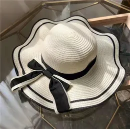 Cappello di design di lusso cappello di paglia Cappelli da spiaggia adatti per la spiaggia protezione solare per le vacanze al mare con nastro è molto bello buon ni2527382