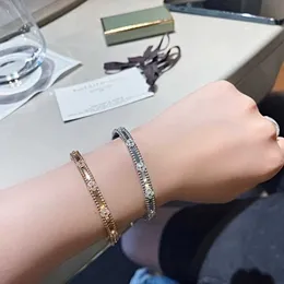 Designer-Luxus-Van-Clover-Armband aus 18-karätigem Gold mit funkelnden Kristallen und Diamanten, ultimatives Symbol für Liebe und Schutz, ein perfektes Geschenk für Frauen und Mädchen. Rmzz