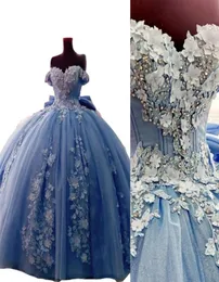 2021 Robes de quinceanera bleu clair robe de bal épaule dentelle perles de cristal perles avec fleurs tulle plus taille douce 16 fête P7057397
